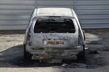 Quema de contenedores en La Herradura y vehículo quemado en el parquin de Arnao/TA.